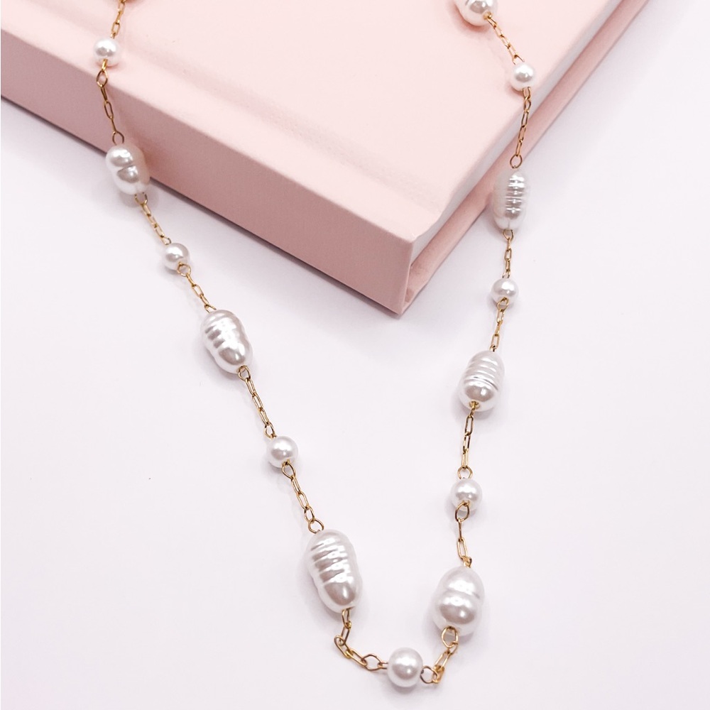 Elegant Gold and White Pearl Necklace